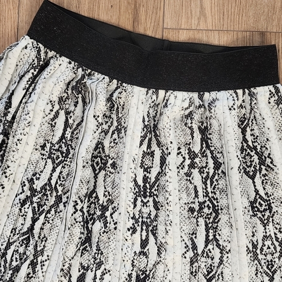 Pleated snakeskin pattern Skirts_ size medium - Picture 4 of 5